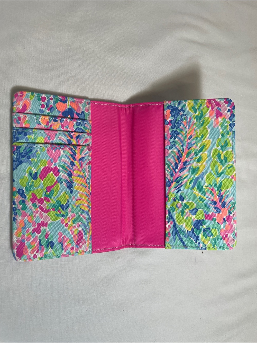 Lilly Pulitzer "Shell We Go” Catch The Wave Passport Case 5 1/2" X 4" Wallet EUC - Picture 2 of 3